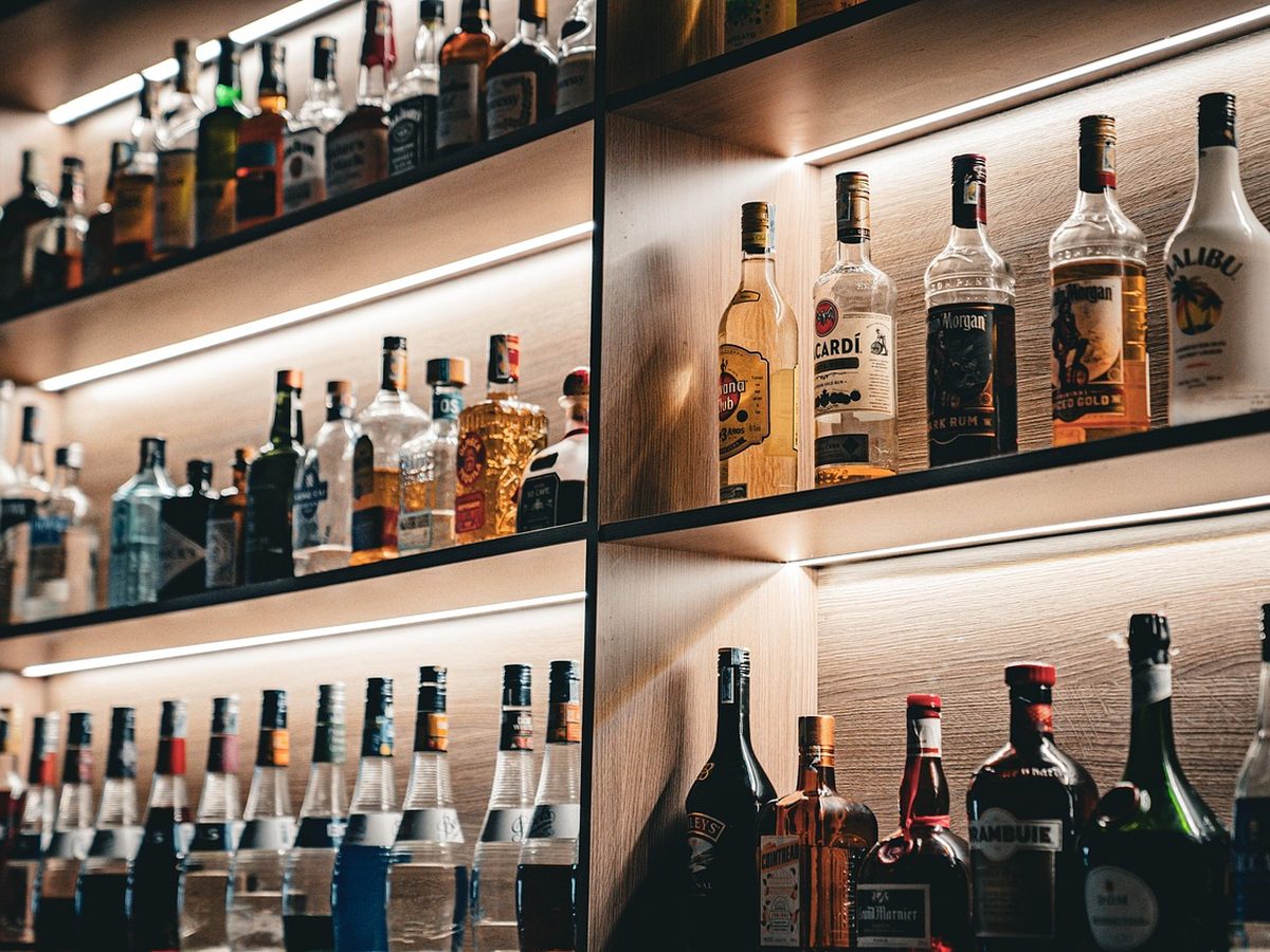 Bogato wyposażona półka Bar Aksamit z wyborem alkoholi