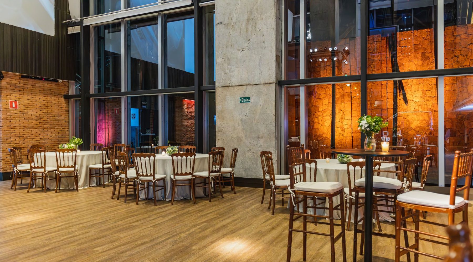 Sala restauracyjna Prestoria Lounge gotowa na wieczór