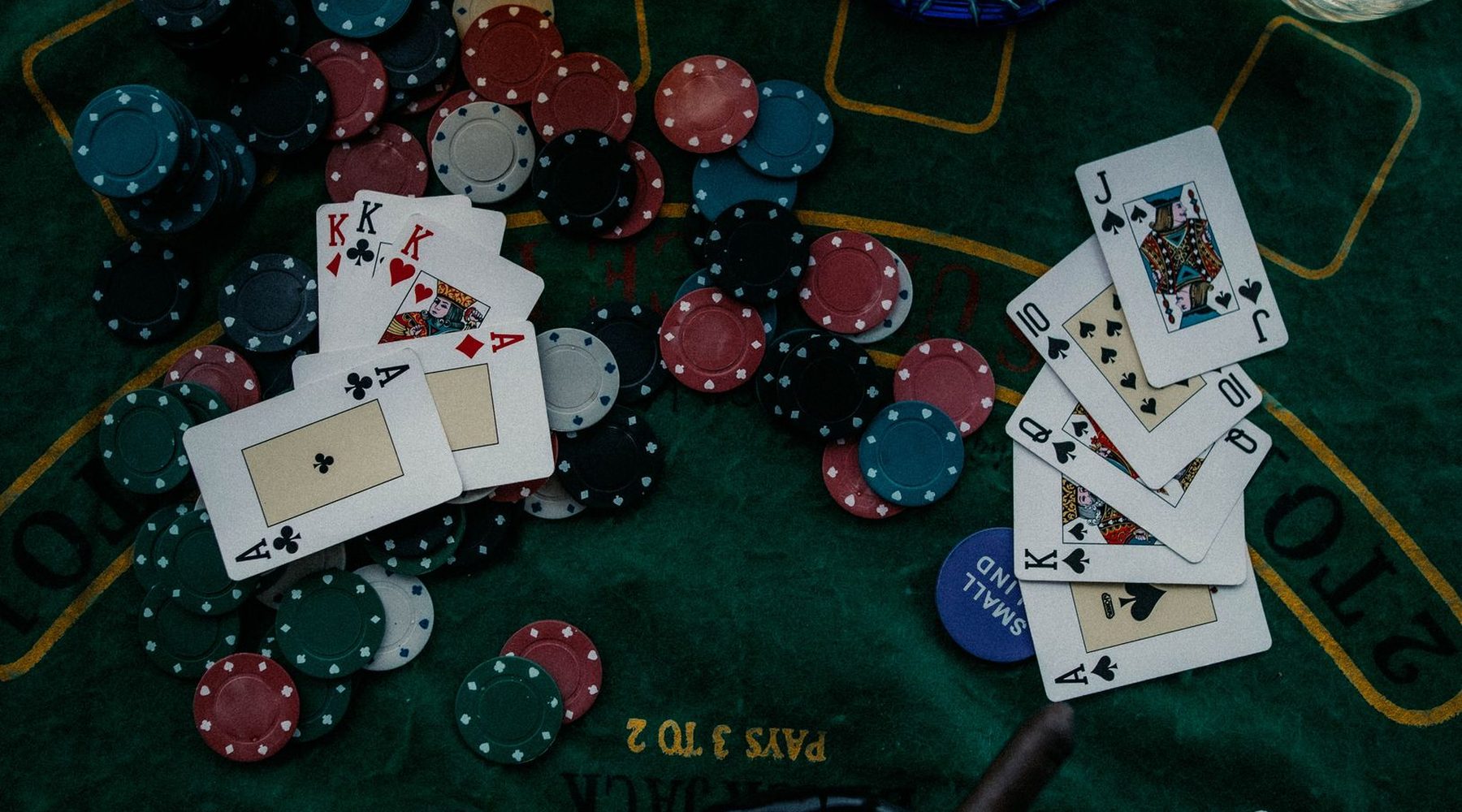Stół pokerowy z kartami i żetonami